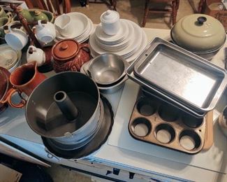 Lots of kitchen items