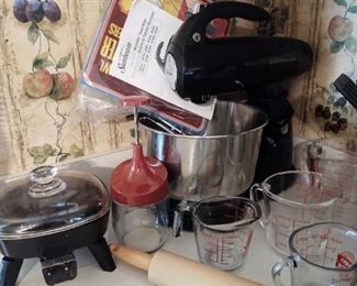 Glass measuring cups