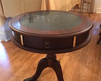 Round pedestal table with 2 drawers