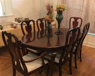 Dining table with leaf and 6 chairs.