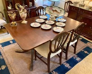 Set of 8 mahogany Duncan Phyfe dining chairs  and matching table with leaves