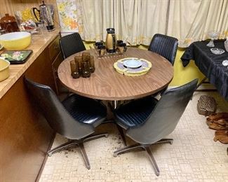 Chromcraft dinette set with 4 chairs and table leaf