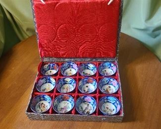 ( eggshell cups with box