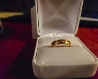 Woman's 10 K wedding band