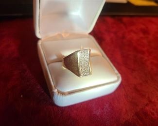 Diamond chips in Unique style* gold