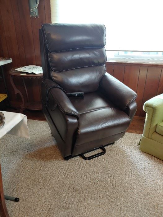 Lift chair in great condition.