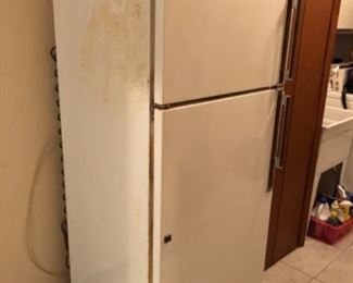 Working refrigerator - perfect for garage or rec room