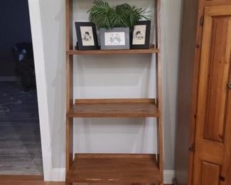 Set of 2 ladder shelves