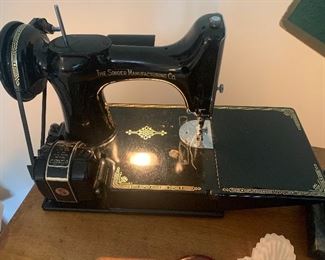 1950’s Vintage Singer Featherweight Sewing Machine, Works, looks almost new.