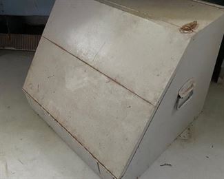 1920s lineman portable test unit ..............To Register and To Bid go to https://capitolsalesservices.hibid.com..