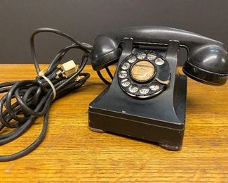 Western Electric desk set telephone model 302 ...To Register and To Bid go to https://capitolsalesservices.hibid.com
