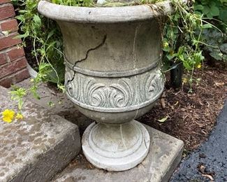 Live floral in planter (faux crack on side)