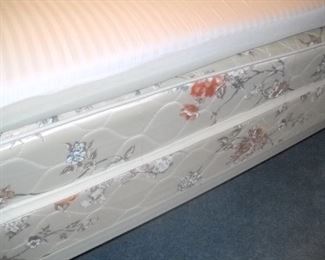 QUEEN MATTRESS SET