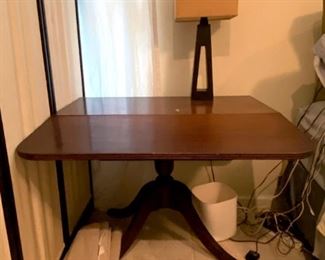 Drop leaf table