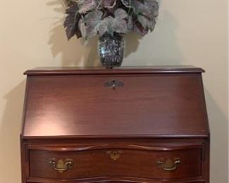 Gov. Winthrop Style Desk