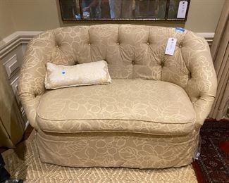 Button back tufted loveseat