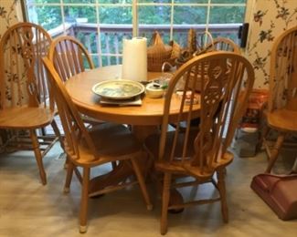 Round oak dining table with 4 chairs