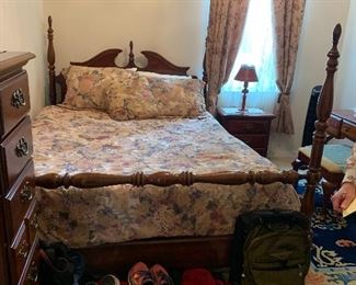 650- OBO- Wonderful  highly sought after American Drew Queen  size Poster  bed with mattress and boxsprings 