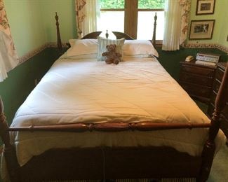 Quality four poster bed and dresser set