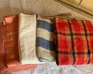 Lot of 4 blankets