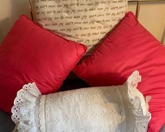 Lot of 4 throw pillows