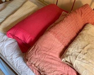 Lot of 4 blankets and duvet cover