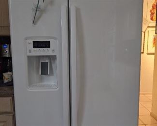 GE French Doors Refrigerator White model # GSS25GGHKCWW