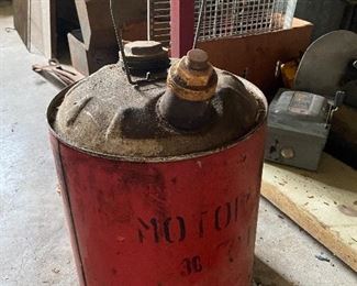Metal gas can
