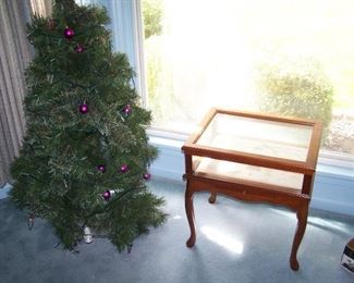 CHRISTMAS TREE & VITRINE TABLE