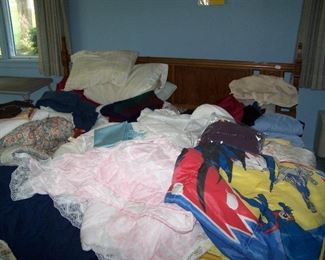 KING-SIZE BED & LINENS