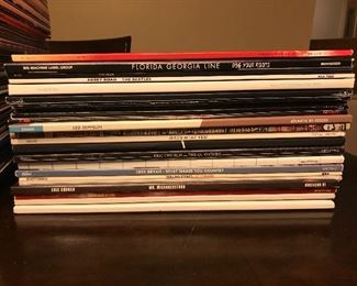 60 vinyl records. Message me for the inventory list. 