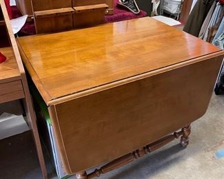 Maple drop leaf with 2 additional leaves