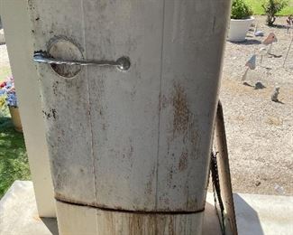 1952 Working Kelvinator refrigerator/freezer. Cosmetic damage only, outside is in good shape