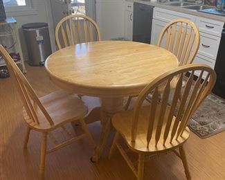 Round kitchen table with (4) chairs. 