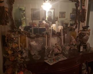 There are a lot of items in this photo that will all be sold separately, very nice side board and mirror