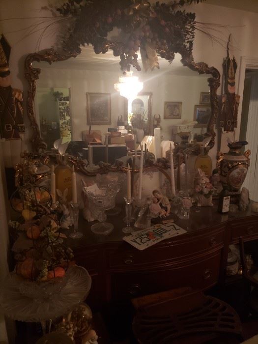 There are a lot of items in this photo that will all be sold separately, very nice side board and mirror