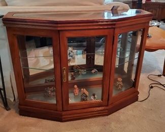 Lighted display cabinet