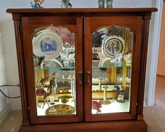 Lighted display cabinet