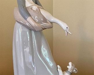 Item 114:  Lladro 4866 - 10.5":  $55