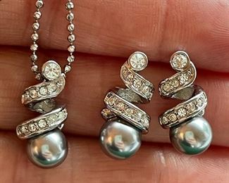 Item 495:  Pretty set of Matching Earrings & Necklace:  $45