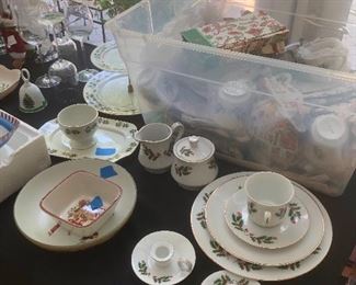 Holiday Dinnerware Set