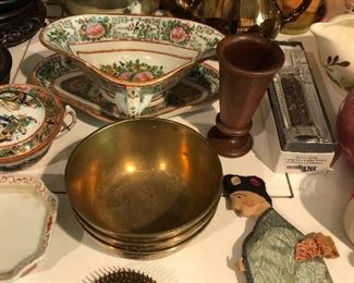 Large selection of Chinese porcelain, metalware, etc.