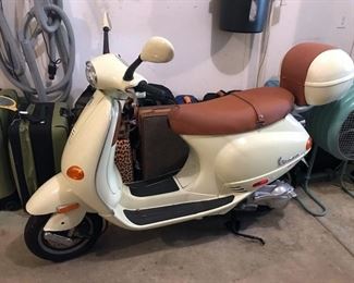 2004 ET4 150 Vespa with Only 2206 Miles