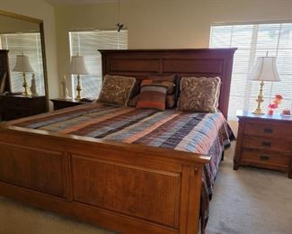 King Bed w/tempurpedic  mattress