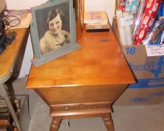 Vintage Hartford House Maple end table w/ deep storage.