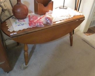 Vintage Hartford House Maple drop-leaf coffee table.