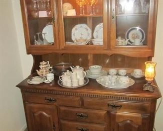 Nice 2pc lighted hutch.