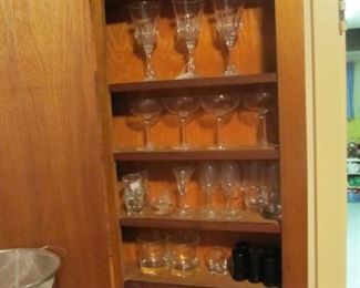 Nice selection of kitchen glassware & mugs.