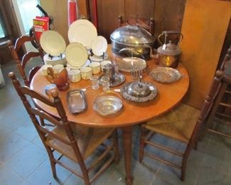 Beautiful solid wood vintage table "Rustic Farmhouse" with ladderback chairs. 6pc w/ a leaf.