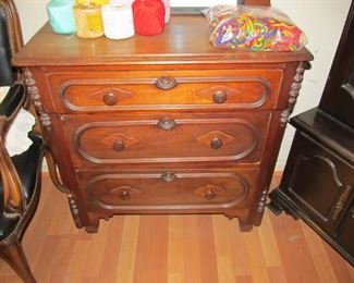 Antique Victorian 3-drawer chest